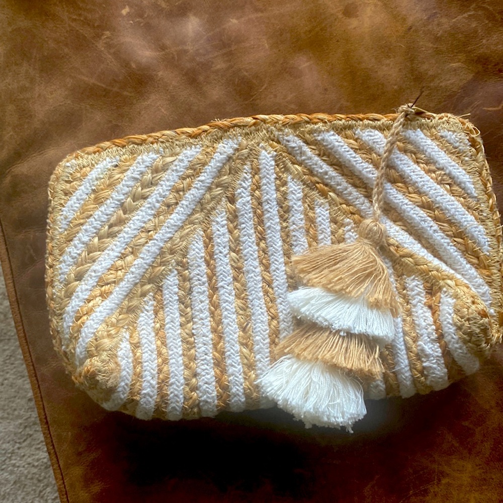 Boutique jute clutch in tan & cream with tassel zipper. Very clean inside.